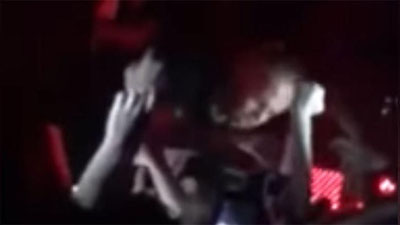 'Рэпер концерт вақтида мухлисининг юзига тепди (Видео)'ning rasmi