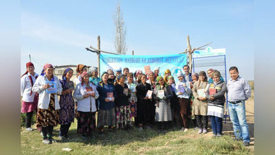 '“O`zbekiston” noshirlari Jizzax paxta dalalarida terimchilarga kitoblar sovg`a qilishdi'ning rasmi