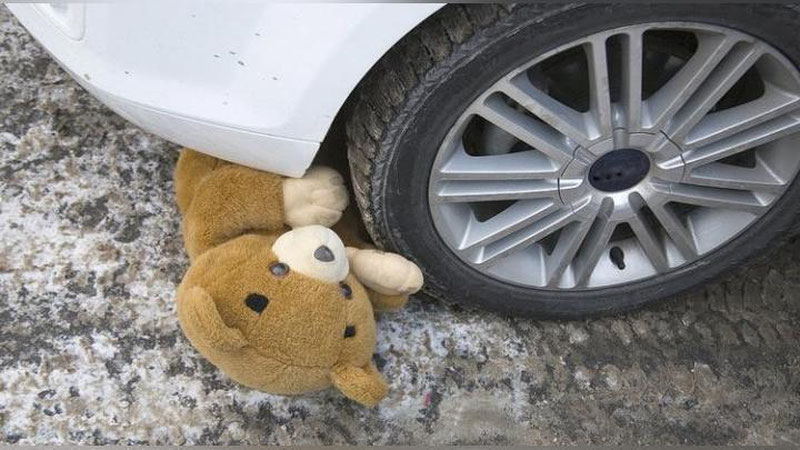 'Namanganda muzqaymoq tashuvchi avtomobil tagida "do`kon"chining 2 yoshli bolasi qolib ketib, vafot etdi'ning rasmi