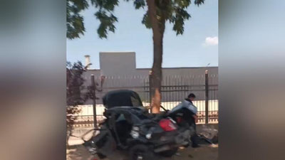 Изрображение 'В Ташкенте автомобиль "обмотало" вокруг дерева: водитель погиб на месте (видео)'