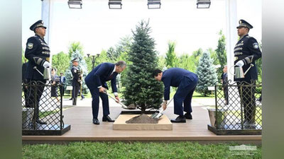 'O`zbekiston va Koreya prezidentlari birgalikda daraxt ekdilar'ning rasmi