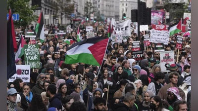 'Vashingtondagi Ozodlik maydonida Falastinni qo`llab-quvvatlash uchun o`n minglab odamlar yig`ildi'ning rasmi