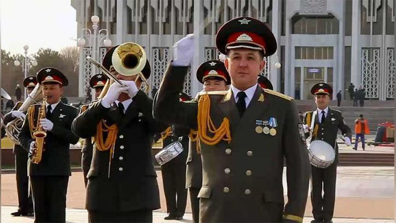 'Harbiy orkestrlar festivali: 200 dan ortiq harbiy sozandalardan “Yoshlar kuni”ga sovg`a (Video)'ning rasmi