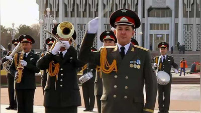 'Harbiy orkestrlar festivali: 200 dan ortiq harbiy sozandalardan “Yoshlar kuni”ga sovg`a (Video)'ning rasmi