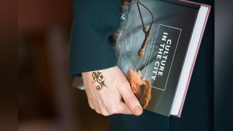 'Кейт Миддлтон қўлидаги сирли ёзувни намойиш этди'ning rasmi