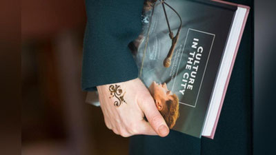 'Кейт Миддлтон қўлидаги сирли ёзувни намойиш этди'ning rasmi