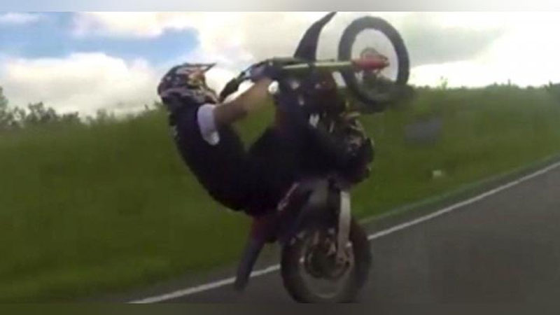 'Britaniyalik shovvoz o`g`irlangan motosiklda tezlikni oshirish rekordini o`rnatdi (Video)'ning rasmi