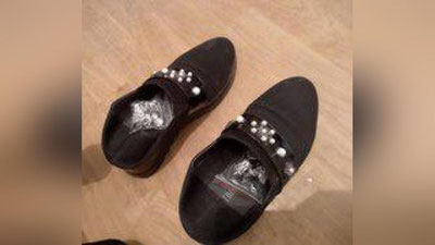 'Bojxonachilar oyoq kiyimiga yashirilgan zargarlik buyumlarini fosh etishdi'ning rasmi