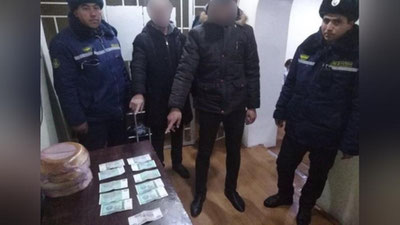 '«6 ta somsa 200 rubl, 1 dona "Kola" 100 rubl. Qaerda?" Samarqand vokzalida sotuvchilar xorijiy valyutada "potolok" narxda savdo qilishi aniqlandi'ning rasmi
