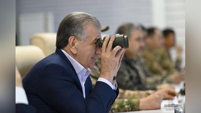 'Shavkat Mirziyoev Janubi-g`arbiy maxsus harbiy okrugi “Termiz” dala o`quv maydonida qo`shinlarning taktik tayyorgarligini kuzatdi'ning rasmi