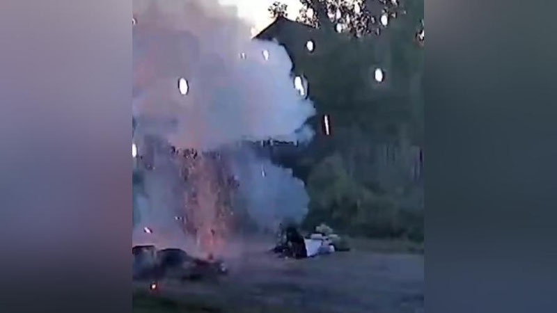 Изрображение 'В России трое подростков получили мощный удар током, решив дотянуться удочкой до ЛЭП'