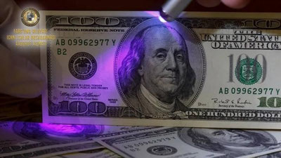 Изрображение 'В магазине Ферганы мужчина расплатился за продукты сувенирными долларами'