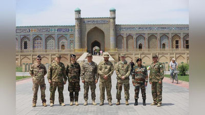 'Xorij davlatlarining harbiy attashelari Xudoyorxon o`rdasini ziyorat qildi'ning rasmi