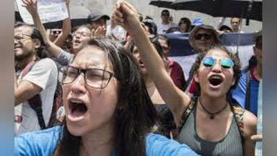 'Kosta-Rikada talabalar atofni vayron qilishmoqda'ning rasmi