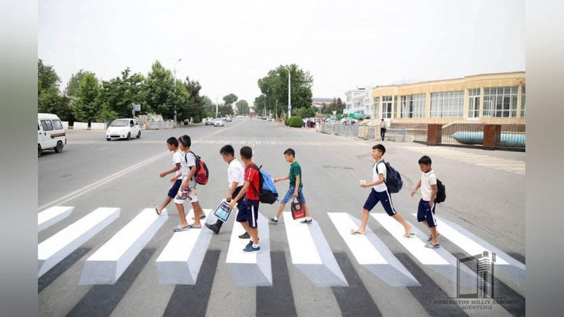 'Namanganda “muallaq” piyodalar o`tish yo`lagi paydo bo`ldi'ning rasmi