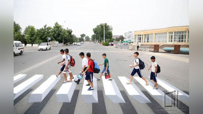 'Namanganda “muallaq” piyodalar o`tish yo`lagi paydo bo`ldi'ning rasmi