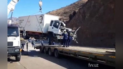 Изрображение 'На перевале «Камчик» опрокинулся грузовик: видео спасательной операции'