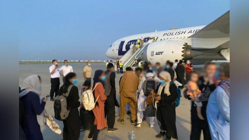 'Polsha Afg`onistondan 50 kishini  Navoiy aeroportiga evakuasiya qildi'ning rasmi