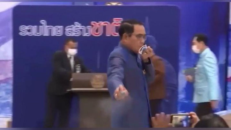 Изрображение 'Премьер Таиланда вместо ответа на вопросы опрыскал журналистов антисептиком (видео)'