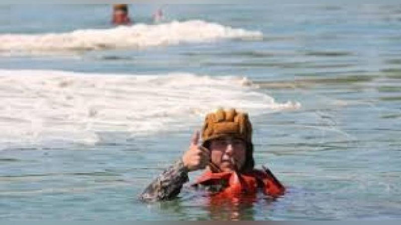 'Desantchilar parashyut bilan suvga sakrashni amalga oshirdi'ning rasmi