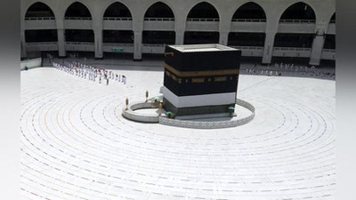 'Makkadagi bosh masjidda namozxonlar uchun ijtimoiy masofa bekor qilindi'ning rasmi