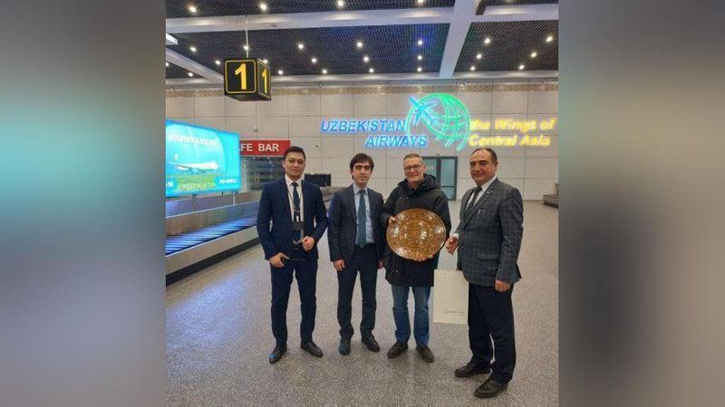 '"O`zbekiston havo yo`llari" Milliy aviakompaniyasi Italiyadan birinchi "vizasiz" sayyohni kutib oldi'ning rasmi