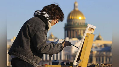 'Қуёшли ҳавода расм чизаётган рассом, Шри-Ланкада ҳукуматга қарши намойиш, тўр сотаётган сотувчи — 16 март суратлари'ning rasmi