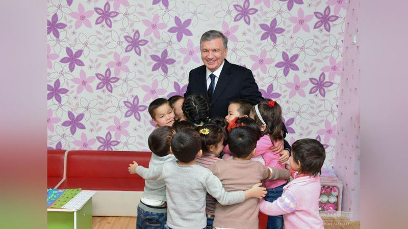 'Shavkat Mirziyoyev Mirzacho`l tumanidagi bolalar bog`chasi va markaziy poliklinikadagi sharoitlar bilan tanishdi (foto)'ning rasmi