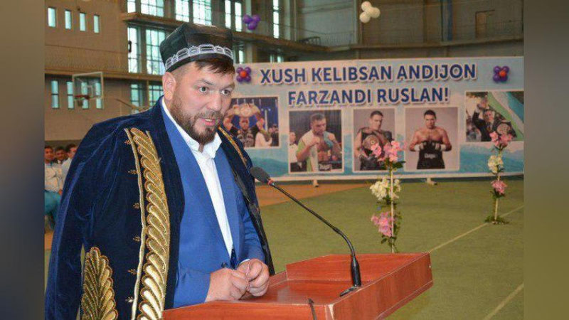 'Андижон вилояти ҳокими Руслан Чагаевга миллий тўн ва дўппи кийдирди (фото)'ning rasmi