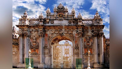 '285 хона, 43 та зал ва 4,5 тоннали биллур қандил... 6 нафар султонга маскан бўлган муҳташам Долмабаҳче саройи'ning rasmi