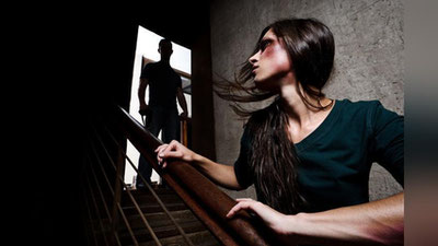 'Surxondaryoda erkak kishi ayolni uydan chiqarib yuborish uchun kaltaklagani aks etgan video tarqaldi. Ushbu lavhani ayollarga nisbatan zo`rovonlikka qarshi kurashayotganlarga ko`rishni tavsiya etamiz(video 18+)'ning rasmi