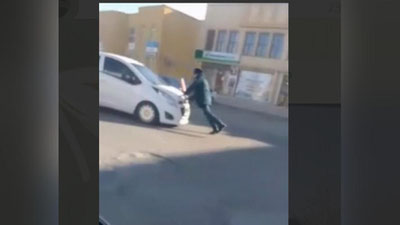'Nukusda  haydovchi YPX xodimini kapot ustida gir aylantirdi (video)'ning rasmi