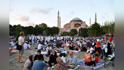 'Urf-odatlardan tortib muqaddas maskanlarga tashrifgacha... Istanbul Ramazon oyiga tayyorlanmoqda'ning rasmi