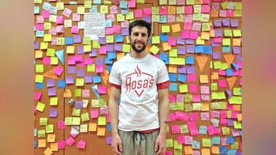 'Muhtojlarga yordam berishning yangi usulini o`ylab topgan qahvaxona egasi'ning rasmi