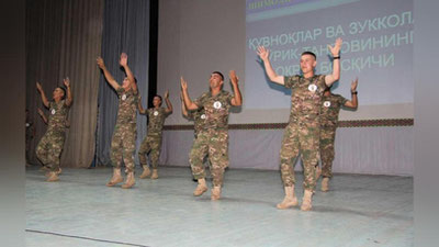 'Harbiycha yumor askarlar ijrosida. Shimoli-g`arbiy harbiy okrugida QVZ o`yinining ikkinchi bosqichi o`tkazildi (Foto)'ning rasmi