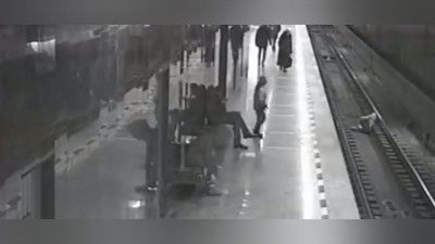 Изрображение 'В МЕТРО ЕКАТЕРИНБУРГА РЕБЕНОК ОТВЛЕКСЯ НА ТЕЛЕФОН И УПАЛ НА РЕЛЬСЫ (ВИДЕО)'