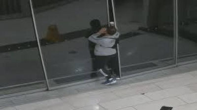 '“Асосийси – қаҳвани тўкиб юбормаслик”: Twitter фойдаланувчилари бесўнақай ўғрининг устидан кулишди (Видео)'ning rasmi