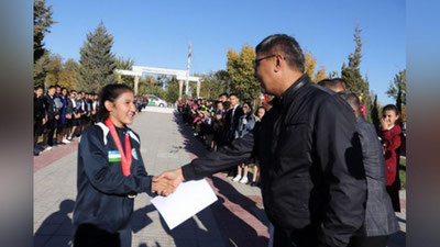 'Xo`jayli tumani hokimi jahon chempionini 10 mln. so`m bilan mukofotladi'ning rasmi