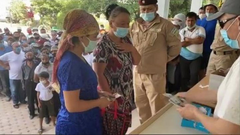 'Yulduz Usmonova sirdaryoliklarga yig`ilgan pullardan 200 dollardan tarqatdi (video)'ning rasmi