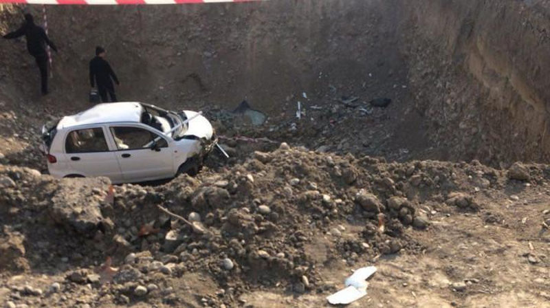 'Тошкентдаги метро қурилиши чуқурига "Matiz" тушиб кетди'ning rasmi