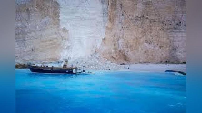 'Gresiyadagi plyajda qoya qulab tushdi'ning rasmi