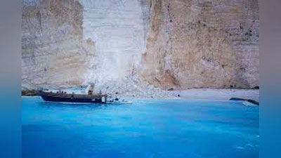 'Gresiyadagi plyajda qoya qulab tushdi'ning rasmi