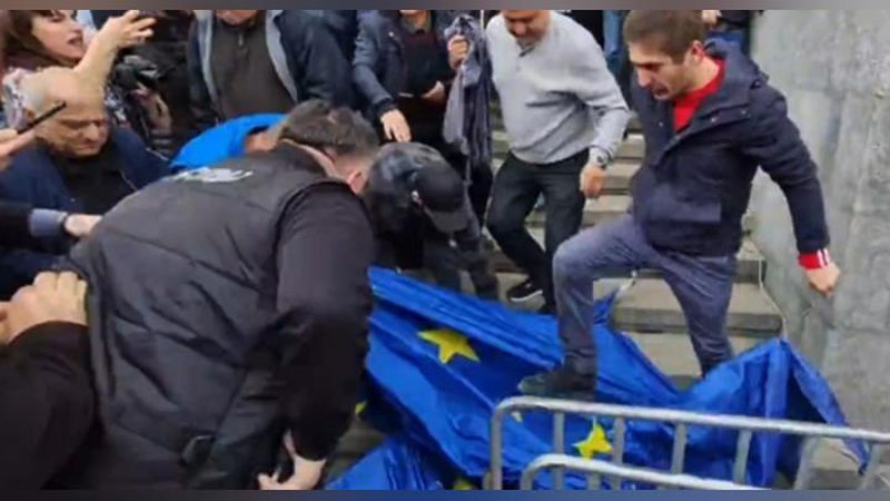 'Европа Иттифоқига қўшилишга қарши бўлган грузинлар норозилик намойишларини ўтказишмоқда'ning rasmi