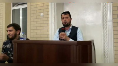 'Abror Muxtor Aliy ma`ruza qilayotganda janjal ko`targan yigit 15 sutkaga qamalgan edi. Endi unga diniy aqidaparastlikni targ`ib qiluvchi materiallarni tarqatganlik bo`yicha jinoyat ishi qo`zg`atildi'ning rasmi