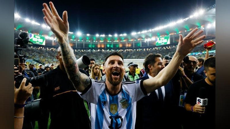 'Lionel Messi FIFA tomonidan yilning eng yaxshi futbolchisi deb topildi'ning rasmi