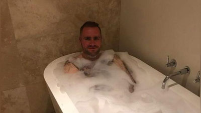 '88 КИЛОГРАММГА ОЗГАН БРИТАНИЯЛИК ЭРКАК 20 ЙИЛ МОБАЙНИДА ИЛК МАРОТАБА ВАННА ҚАБУЛ ҚИЛДИ'ning rasmi