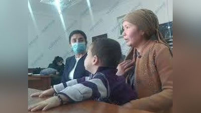 'Sirdaryoda bolalarini cho`ktirib o`ldirmoqchi bo`lgan ayol xalqdan kechirim so`radi (video)'ning rasmi