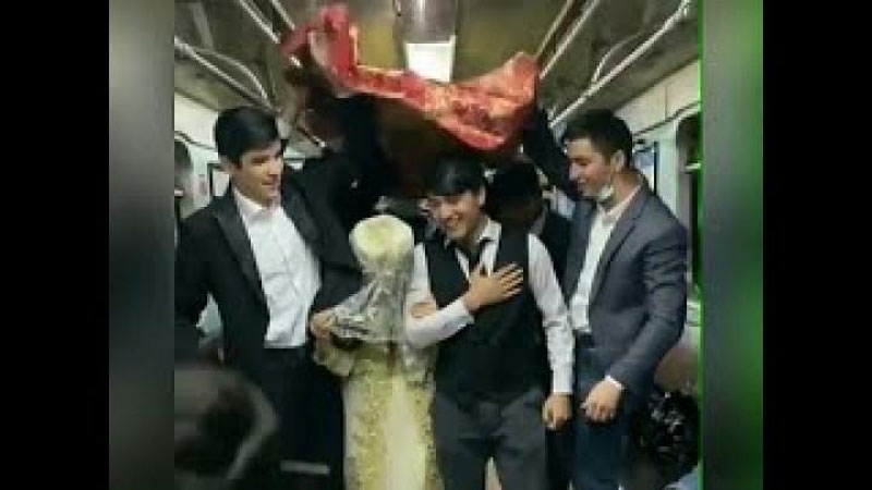 'Metroda to`y qilgan "Tik tok"chilar jarimaga tortildi (video)'ning rasmi