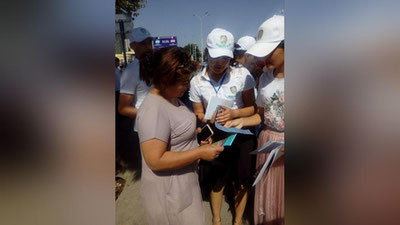 'Adliya xodimlari aholiga huquqiy yordam aksiyasini o`tkazmoqda'ning rasmi