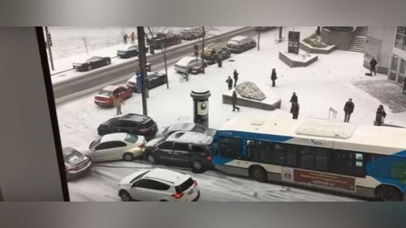 Изрображение 'В КАНАДЕ ИЗ-ЗА ГОЛОЛЕДА СЛОЖИЛСЯ "БУТЕРБРОД" ИЗ МАШИН (ВИДЕО)'